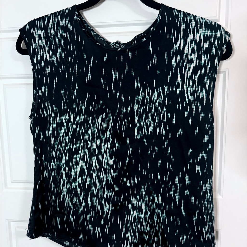 #79 100% Silk Size 4 Theory Blouse In New Condition. So Soft And Flowy